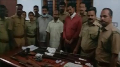 Photo of തോക്കുകളും, കാട്ടുപന്നിയുടെ ഇറച്ചിയുമായി നായാട്ട് സംഘത്തെ പിടികൂടി.
