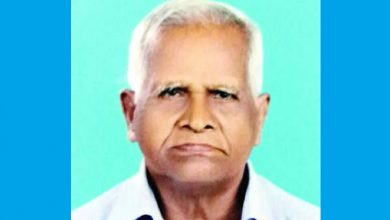 Photo of കോവിഡ്‌ ബാധിച്ചു മരിച്ച വയോധികന്റെ മൃതദേഹം നാട്ടുകാരുടെ പ്രതിഷേധങ്ങള്‍ക്കൊടുവില്‍ അര്‍ധരാത്രിയിൽ കനത്ത പോലീസ് കാവലിൽ സംസ്‌കരിച്ചു.