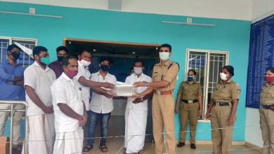 Photo of പോലീസ് ഉദ്യോസ്ഥർക്ക് നാഷണലിസ്റ്റ് യൂത്ത് കോൺഗ്രസ് ഫേസ് ഷീൽഡും സാനിറ്റൈസറും നൽകി.