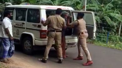 Photo of ഹെൽമെറ്റില്ലാത്തതിന് വൃദ്ധന്റെ മുഖത്തടിച്ച് പൊലീസ്