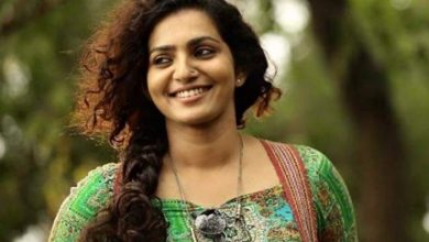 Photo of വിഗ്രഹങ്ങളുടെ നിശബ്ദത ഇനിയും അനുവദിച്ച് കൊടുക്കരുത്, പാര്‍വതി തിരുവോത്ത്