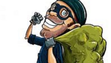 Photo of എറണാകുളത്ത് ജ്വല്ലറിയിൽ വന്‍ കവർച്ച, 300 പവനോളം സ്വർണം മോഷണം പോയി.