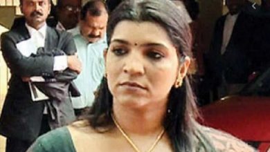 Photo of സരിത എസ് നായർ സെക്രട്ടറിയേറ്റിലെ ഉദ്യോഗസ്ഥ ചമഞ്ഞു ഇടത് നേതാക്കളുടെ സഹായത്തോടെ ലക്ഷങ്ങൾ തട്ടി.