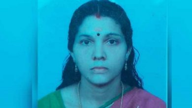 Photo of വീടിന്റെ നിർമ്മാണം കരാർ എടുത്ത് പൂർത്തിയാക്കി നൽകാതെ കബളിപ്പിച്ച കരാറുകാരന്റെ വീട്ടിനു മുന്നിൽ നാല്പത് കാരിയായ വീട്ടമ്മ ജീവനൊടുക്കി.