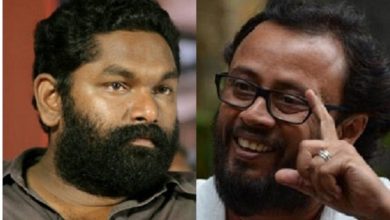Photo of സിന്ധു ഉടൻ കായംകുളത്തേക്ക് ചാത്തൻമാരെ അയച്ച് പനച്ചൂരാനെ വിളിച്ചു വരുത്തി..,സ്വർഗ്ഗത്തിലിപ്പോൾ നീ സദിരു തുടങ്ങിയിട്ടുണ്ടാകുമെന്നറിയാം. അവിടുത്തെ യക്ഷകിന്നരൻമാർ കൂടി ഇനി ചോര വീണമണ്ണിൽ നിന്ന് എന്ന പാട്ട് മൂളുമായിരിക്കും. ഒരിക്കൽ ചുണ്ടിൽ കേറിയാൽ പിന്നെ ഇറങ്ങിപോകാത്ത വിധം വരികൾ കൊത്തിവക്കുന്ന തച്ചനാണല്ലോ നീ.