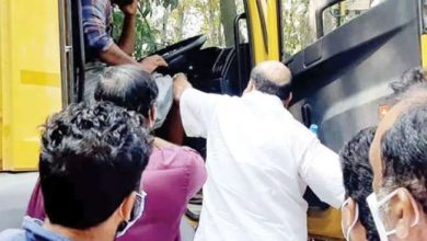 Photo of ‘മൊട’ കാണിച്ചതോടെ മാണി സി കാപ്പന്‍ ഇടപെട്ടു. ലോറി ഡ്രൈവറുടെ താക്കോല്‍ കൈക്കലാക്കി നഷ്ടപരിഹാരവും ഉറപ്പാക്കി