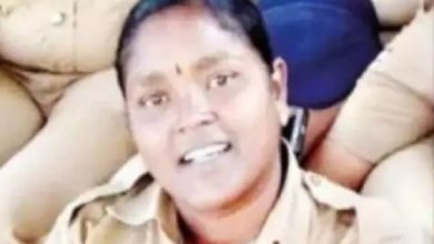 Photo of ഇരുപത് ദിവസം മുൻപേ മരിച്ചു കഴിഞ്ഞ വനിതാ കോൺസ്റ്റബിളിള്‍ ഉറക്കത്തിലാണെന്നും എഴുന്നേറ്റു വരുമെന്നുമാണ് അവരെ തേടി സഹപ്രവർത്തകരായ പോലീസുകാർ വീട്ടു മുറ്റത്തെത്തുമ്പോഴും സഹോദരിയും പാസ്റ്ററും ഒക്കെ പറഞ്ഞത്. കൊലപ്പെടുത്തിയ കോൺസ്റ്റബിളിന്റെ മൃതദേഹം അഴുകിത്തുടങ്ങിയിരുന്നു അപ്പോൾ.