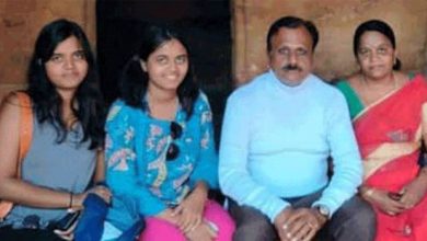 Photo of അമിത ഭക്തി,കൊറോണ കൊണ്ട് വന്നത് ശിവന്‍; രണ്ട് പെണ്‍കുട്ടികളെ കൊന്ന മാതാപിതാക്കള്‍ പറയുന്നത്