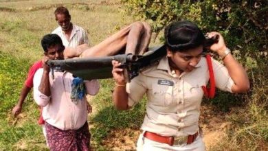 Photo of മറവ് ചെയ്യാന്‍ സമ്മതിച്ചില്ല, വൃദ്ധന്റെ മൃതശരീരം രണ്ട് കിലോമീറ്ററോളം ചുമന്ന് വനിത സബ്ഇന്‍സ്‌പെക്ടര്‍