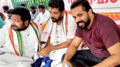 Photo of പി.എസ്.സി ഉദ്യോഗാർത്ഥികൾക്ക് ഐക്യദാർഢ്യവുമായി യുവസംവിധായകൻ അരുൺ ഗോപി; യൂത്ത് കോൺഗ്രസ് സമരവേദിയിൽ
