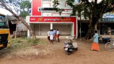 Photo of ആലപ്പുഴ കരുവാറ്റയിൽ ജ്വല്ലറി കുത്തിത്തുറന്ന് മോഷണം; 30 പവന്‍ കവർന്നതായി നിഗമനം