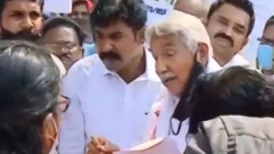 Photo of പിഎസ്‌സി സമരക്കാര്‍ക്ക് മുന്നില്‍ രക്ഷകനായി ഉമ്മന്‍ചാണ്ടി, കാലുപിടിച്ച്‌ കരഞ്ഞ് ഉദ്യോഗാര്‍ത്ഥികള്‍