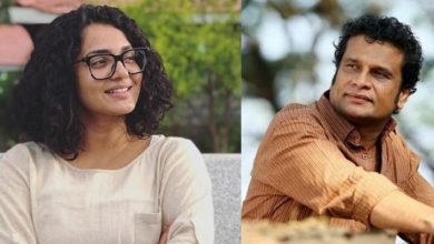 Photo of ആരാണ് പാര്‍വതി? ഞാനടക്കമുള്ള പുരുഷ സമൂഹത്തിന്റെ ചൂണ്ടുപലകയാണ്,ഹരീഷ് പേരടി