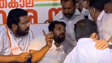 Photo of ഷാഫി പറമ്പിലും ശബരിനാഥും നടത്തിവന്ന നിരാഹാര സമരം അവസാനിപ്പിച്ചു; പകരം മൂന്ന് പേർ സമരം തുടരും