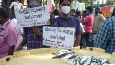 Photo of സെക്രട്ടേറിയറ്റിന് മുന്നിൽ മീൻ വിൽപ്പന നടത്തി ഉദ്യോഗാർഥികളുടെ പ്രതിഷേധം