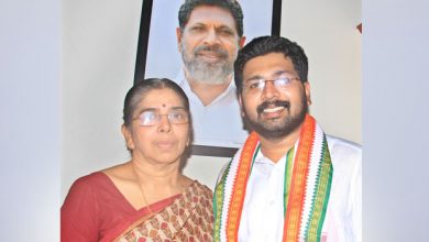 Photo of ഞാൻ എന്തെന്നും എന്റെ യോഗ്യതകൾ എന്തെന്നും വിളിച്ചു പറയേണ്ടിവരുന്ന എന്റെ നിസ്സഹായത നിങ്ങൾ ദയവായി പൊറുക്കുക; ഏറ്റുമുട്ടേണ്ടത് ആശയങ്ങളോടാണ്, വീട്ടിൽ ഇരിക്കുന്ന പെണ്ണുങ്ങളോടല്ല; ശബരിനാഥൻ എംഎൽഎയുടെ അമ്മ