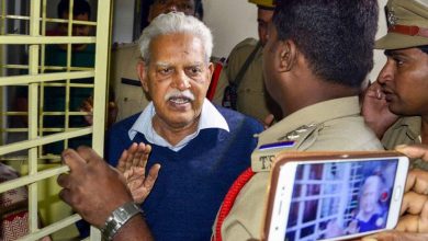 Photo of ”ഒടുവിൽ മോചിതൻ”; രണ്ട് വർഷത്തിനു ശേഷം കവി വരവരറാവു ജയിൽമോചിതനായി