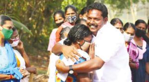 Photo of വോട്ട് ചോദിച്ചെത്തിയപ്പോള്‍ തൊഴിലുറപ്പ് ജോലിക്കാരുടെ കൂട്ടത്തില്‍ അമ്മ, അനൂപിന്റെ വോട്ട് തേടല്‍ ഇങ്ങനെ