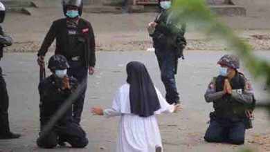 Photo of ആ കുഞ്ഞുങ്ങള്‍ക്ക് പകരം എന്നെ കൊന്നോളൂ,സൈന്യത്തിന് മുന്നില്‍ മുട്ടുകുത്തി യാചിച്ച്‌ കന്യാസ്ത്രീ