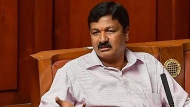 Photo of കർണാടകയിൽ മുൻ മന്ത്രിയ്ക്കെതിരായ ലൈംഗിക വീഡിയോ വിവാദം: യുവതിയെ തട്ടിക്കൊണ്ടുപോയതായി മാതാപിതാക്കളുടെ പരാതി
