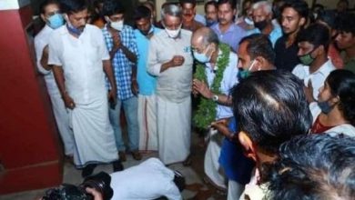 Photo of ബി ജെ പി സ്ഥാനാര്‍ഥി ഇ ശ്രീധരന്റെ കാല്‍ കഴുകി വണങ്ങി വോട്ട‌ര്‍; വൈറലായി ചിത്രം