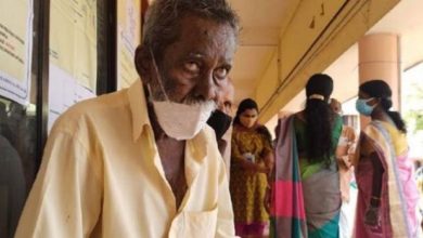 Photo of മരിച്ചതായി റിപ്പോര്‍ട്ട്; വോട്ടു ചെയ്യാനാവാത്തതിനാൽ ചേലക്കരയില്‍ ബൂത്തിന് മുന്നില്‍ കുത്തിയിരുന്ന് വയോധികന്‍