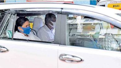 Photo of മടങ്ങിയത് പിപിഇ കിറ്റ് പോലും ധരിക്കാത്ത കോവിഡ് പോസിറ്റീവായ ഭാര്യയ്‌ക്കൊപ്പം; മുഖ്യമന്ത്രിയുടെ ആശുപത്രില്‍ നിന്നുള്ള മടക്കയാത്രയിലും വിവാദം