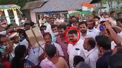 Photo of പ്രതിപക്ഷ നേതാവിനായി പരസ്യ പ്രചാരണത്തിൽ തെരഞ്ഞെടുപ്പ് ഉദ്യോഗസ്ഥൻ; ചിത്രങ്ങളും വീഡിയോകളും വൈറൽ