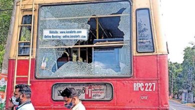 Photo of ആവശ്യപ്പെട്ട സ്ഥലത്ത് ബസ് നിർത്തിയില്ല; ചില്ല് കല്ലെറിഞ്ഞു പൊട്ടിച്ച്‌ യാത്രക്കാരൻ ഓടി രക്ഷപെട്ടു
