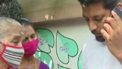 Photo of ജീവനാണ് ഷാഫി സാര്‍,വോട്ടില്ലെന്നറിഞ്ഞതോടെ പൊട്ടിക്കരഞ്ഞു;ലീലമ്മയെ കാണാന്‍ ഷാഫിയെത്തി