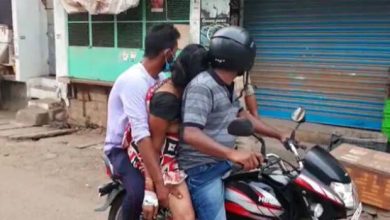Photo of ആംബുലൻസ് കിട്ടാനില്ല; കൊവിഡ് ബാധിച്ച്‌ മരിച്ച അമ്മയുടെ മൃതദേഹം ബൈക്കിലിരുത്തി ശ്‌മശാനത്തിലേക്ക് കൊണ്ടുപോയി യുവാക്കൾ