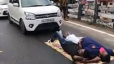 Photo of ഓട പൊട്ടി ഒലിക്കാൻ തുടങ്ങിയിട്ട് വർഷങ്ങളായി: തിരിഞ്ഞു നോക്കാതെ അധികൃതർ; വ്യത്യസ്ത സമരരീതിയുമായി രണ്ടു യുവാക്കൾ