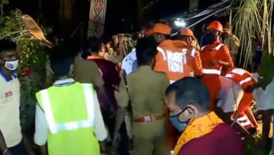 Photo of തൃശൂര്‍ പൂരത്തിനിടെ മരം വീണ് അപകടം: രണ്ട് പേര്‍ മരിച്ചു, നിരവധി പേര്‍ക്ക് പരിക്ക്
