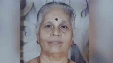 Photo of വെന്റിലേറ്റര്‍ സൗകര്യമുള്ള കിടക്ക ലഭിക്കാന്‍ വൈകി; ബംഗളൂരുവില്‍ കോവിഡ് ബാധിതയായ മലയാളി വീട്ടമ്മ ആംബുലന്‍സില്‍ മരിച്ചു