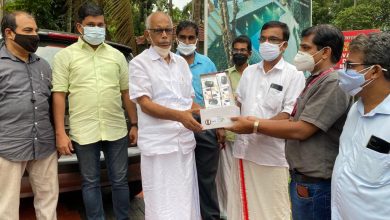 Photo of അരിമ്പ്ര മമ്മദിന്റെ ഓർമക്കായി കോവിഡ് രോഗികൾക്കായി പത്ത്  പൾസോക്സീമീറ്ററും  മെഡിക്കൽ കിറ്റും ചൂലൂർ കുടുംബാരോഗ്യ കേന്ദ്രത്തിന്ന്  കൈമാറി