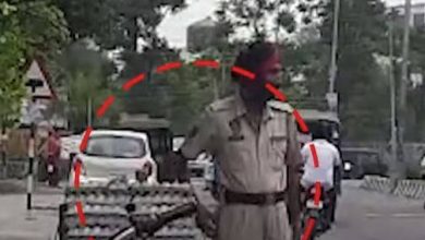 Photo of സ്‌കൂട്ടറിൽ നിന്ന് മുട്ട മോഷ്ടിച്ച് പാന്റിന്റെ പോക്കറ്റിൽ തിരുകി; പോലീസ് ഹെഡ്‌കോൺസ്റ്റബിളിന് സസ്‌പെൻഷൻ