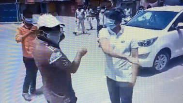 Photo of മ​രു​ന്ന് വാ​ങ്ങാ​ൻ പു​റ​ത്തി​റ​ങ്ങി​യ യു​വാ​വി​നെ ക​ള​ക്ട​ർ മർദ്ദിച്ചു; ഫോൺ നിലത്തെറിഞ്ഞ് പൊട്ടിച്ചു; പോ​ലീ​സ് ഉ​ദ്യോ​ഗ​സ്ഥ​ര്യം ഒപ്പം കൂടി