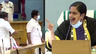Photo of ഈ പ്രായത്തില്‍ മേയറായിട്ടുണ്ടെങ്കില്‍ അതനുസരിച്ച് പ്രവര്‍ത്തിക്കാനുമറിയാം; എല്‍കെജി കുട്ടിയെന്ന് പരിഹസിച്ച ബിജെപി കൗണ്‍സിലര്‍മാര്‍ക്ക് മറുപടിയുമായി മേയര്‍ ആര്യാ രാജേന്ദ്രന്‍