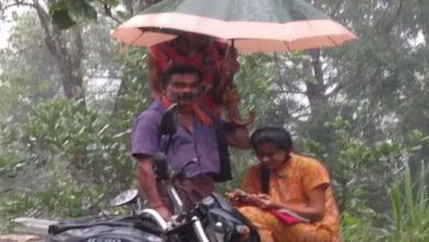 Photo of മഴയില്‍ റോഡരികില്‍ ഓണ്‍ലൈന്‍ ക്ലാസില്‍ പങ്കെടുത്ത് മകള്‍ ; കുടപിടിച്ച്‌ അച്ഛനും ; ചിത്രം വൈറലായി