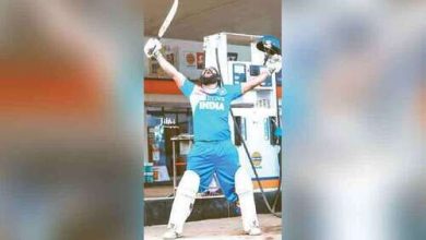 Photo of സെഞ്ച്വറി എടുത്ത പെട്രോൾ വില; പെട്രോൾ പമ്പിൽ യുവാവിന്റെ സാങ്കൽപിക ക്രിക്കറ്റ്​ കളി: വൈറൽ
