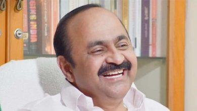 Photo of ആവേശം മൂത്തപ്പോള്‍ അണികള്‍ക്കൊപ്പം മാസ്‌കില്ലാതെ; വിഡി സതീശനോട് വിശദീകരണം തേടി ഹൈക്കോടതി