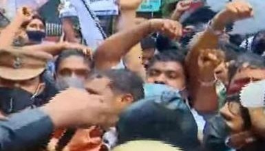 Photo of കോഴിക്കോട് മിഠായിത്തെരുവില്‍ വ്യാപാരികളുടെ പ്രതിഷേധം;15 ഓളം പേരെ പോലീസ് അറസ്റ്റ് ചെയ്തു.