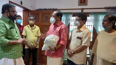 Photo of മണിയന്‍പിള്ള രാജുവിന് ഓണ കിറ്റ് വീട്ടിലെത്തിച്ച് മന്ത്രി