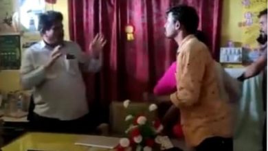 Photo of പ്രധാനാധ്യാപകനെ ക്ലാസ് മുറിയിലിട്ട് തല്ലി നാട്ടുകാര്‍;സംഭവമിങ്ങനെ