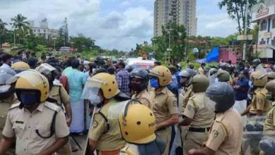 Photo of ജീവനൊടുക്കിയ ഇരട്ട സഹോദരങ്ങളുടെ മൃതദേഹവുമായി ബാങ്കിന് മുന്നില്‍; പ്രതിഷേധം പോലീസ് തടഞ്ഞു
