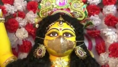 Photo of ദുര്‍ഗാപൂജ; സ്വര്‍ണ മാസ്‌ക്കും കൈകളില്‍ സാനിറ്റൈസറും സിറിഞ്ചും പിടിച്ച് ദേവി