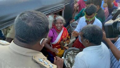 Photo of കരമനയില്‍ വയോധിക വില്‍പ്പനയ്ക്കു വെച്ച മീന്‍ പോലീസ് തട്ടിത്തെറിപ്പിച്ചതായി പരാതി