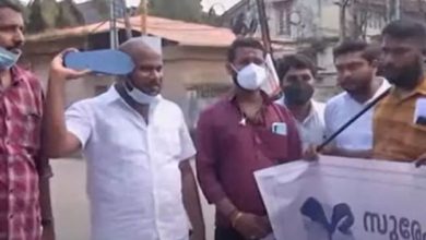 Photo of സുരേഷ് ഗോപിക്ക് ചെരുപ്പ് സല്യൂട്ടുമായി യൂത്ത് കോണ്‍ഗ്രസ്