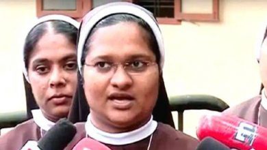 Photo of ക്രിസ്തു പഠിപ്പിക്കുന്നത് വര്‍ഗീയത പരത്താനല്ല,​ കുര്‍ബാനയ്ക്കിടെ വൈദികന്റെ മുസ്ലിംവിരുദ്ധ പരാമര്‍ശത്തില്‍ ​ പ്രതിഷേധിച്ച്‌ കന്യാസ്ത്രീകള്‍ ഇറങ്ങിപ്പോയി
