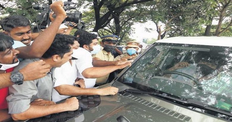 Photo of ജോജുവിന്‍ കാര്‍ തകര്‍ത്ത കേസിലെ രണ്ടു പ്രതികള്‍ മുങ്ങി; വെട്ടിലായി നേതൃത്വം